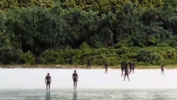 Los sentineleses son extremadamente hostiles con quienes pretendan visitarlos (Indian Coastguard)