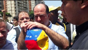 Golpearon y rociaron con gas pimienta a Julio Borges, presidente de la Asamblea Nacional