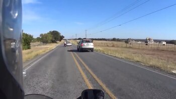 La moto circulaba por fuera de la doble línea amarilla. El auto inicia la maniobra