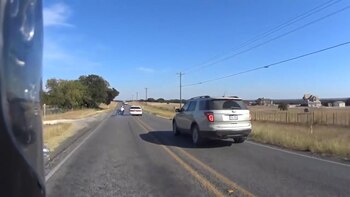 El auto impacta levemente a la moto, que pierde estabilidad y hace que sus ocupantes caigan al suelo