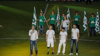 Los tres futbolistas sobrevivientes estuvieron en el campo de juego (EFE)