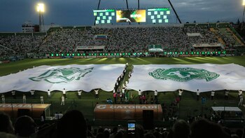Dos banderas gigantes con los escudos de ambas escuadras cubrieron parte del campo de juego (EFE)