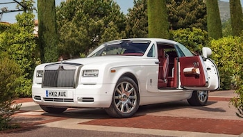 Puertas de apertura adversa o