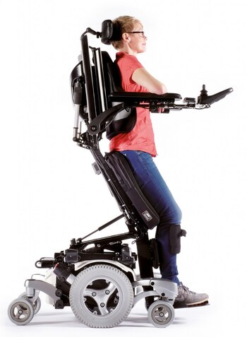 Una silla bipedestadora como las