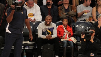 Floyd Mayweather junto a su