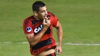 El jugador suele sorprender con este tipo de disparos en cada partido (Reuters)