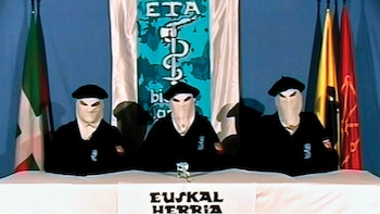 Encapuchados y con boinas vascas,