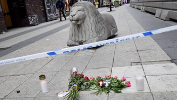 Flores y velas en la