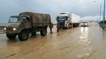 Camiones blindados del Ejército colaboran