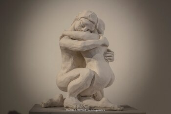 “Abrazos” de Mariel Ledesma