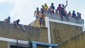 Presos brasileños durante un motín