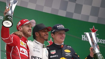 Lewis Hamilton (medio), Sebastian Vettel