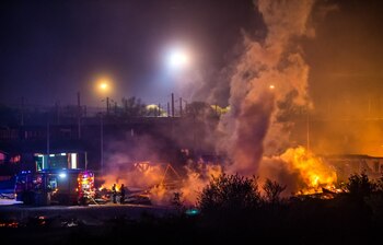 Los bomberos mientras trabajan para