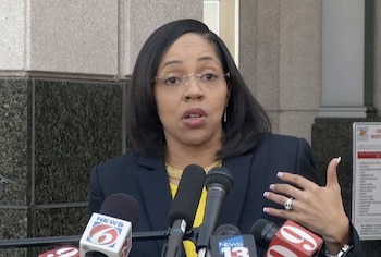 El gobernador Rick Scott removió