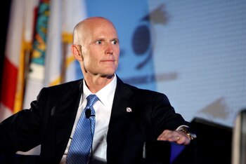 El gobernador Rick Scott, del
