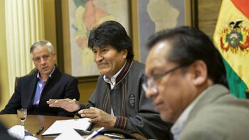 Evo Morales junto a su
