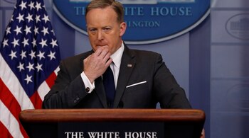 Sean Spicer habría dado un