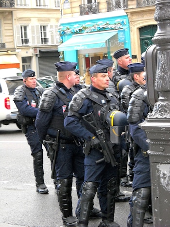 La CRS en la plaza del Panteón