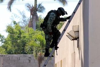 Un soldado baja del techo del hospital (Reuters)
