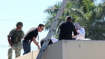 La policía en el techo del hospital donde fue encontrado el cuerpo (Reuters)