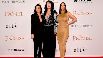 Estuvo acompañada por su hermana Kourtney y la cantante Cher, quienes optaron por el total black (Kevork Djansezian/Getty Images)