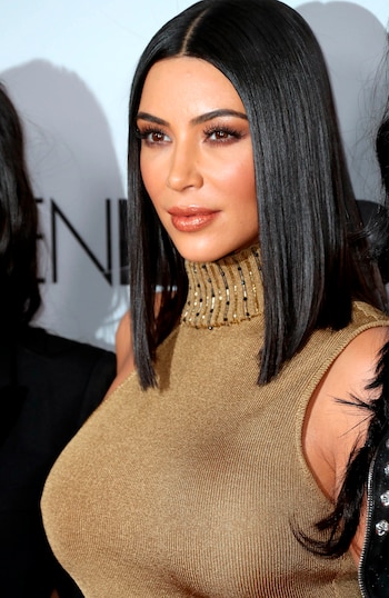 El cuello alto con apliques bordados y su melena midi lacia, una estética inspirada en la reina egipcia Cleopatra (Frederick M. Brown/Getty Images)