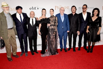 Parte del elenco de “The Promise” en la red carpet del Teatro Chino TCL en California (Kevork Djansezian/Getty Images)
