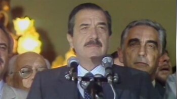 Alfonsín en el balcón de