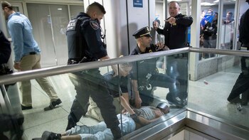 La Policía de Nueva York detiene a un pasajero usando una pistola Taser y provocaron una estampida (AP)