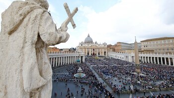 La misa solemne comenzó por