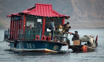 Un hombre le vende productos