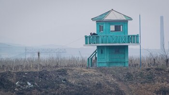 Un soldado norcoreano en Sinuiju,