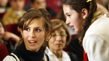 Una de las pocas intervenciones de Asma en la agenda política del régimen, en una conferencia sbre infancia, en febrero de 2004