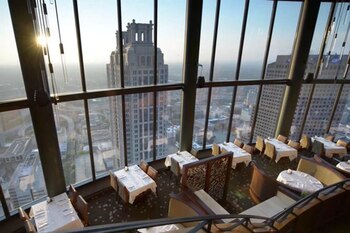 The Sun Dial ofrece a