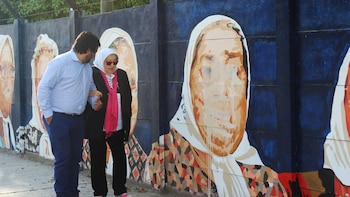 Bonafini, frente a su retrato tapado con pintura (Prensa Madres)