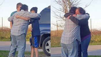 El momento del abrazo entre