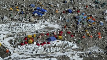Un campo de alpinistas emplazado
