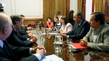 Patricia Bullrich con los senadores (Gabriel Cano / Comunicacion Senado)
