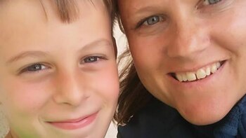 Madre e hijo. (Facebook Luanne