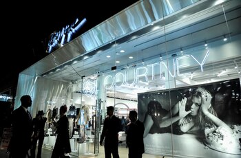 Love, Courtney la tienda central