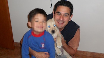 Gustavo Javier Flores junto a