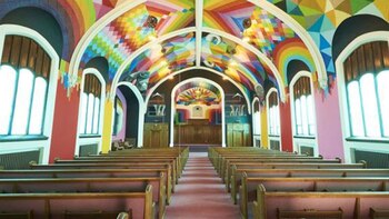 Imagen de los murales del artista Okuda San Miguel en la iglesia de Denver, Colorado, el primer estado de EEUU donde se permitió consumir marihuana con fines recreativos (EFE)