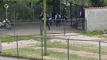 Los periodistas aseguran que los sujetos pertenecen a colectivos chavistas, y que los han llamado para concertar una cita del lado venezolano.