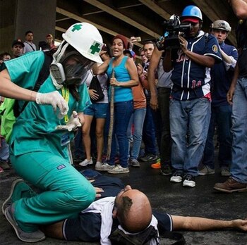 Estudiantes de medicina asisten a manifestantes opositores. (Instagram: primerosauxiliosucv)
