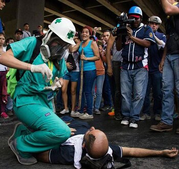 Féderica Dávilla atendiendo a un
