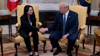 Trump saluda a Aya Hijazi,