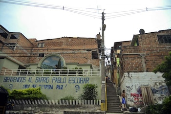 El mural que recibe al