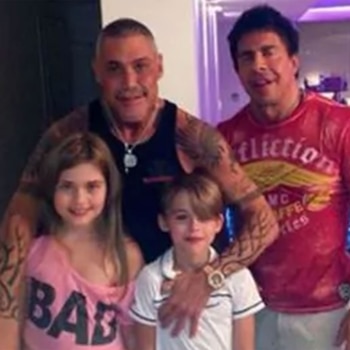 Ricardo con sus dos hijos,