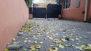 El portón de la residencia