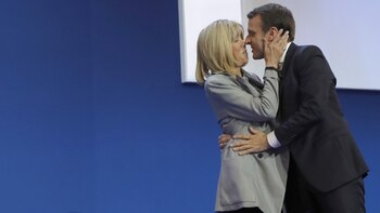 El candidato saluda a su